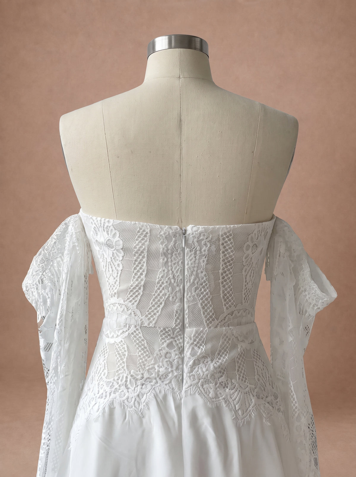 Robe de mariée bohème fluide de plage à bustier cœur — Mannequin — détail dos