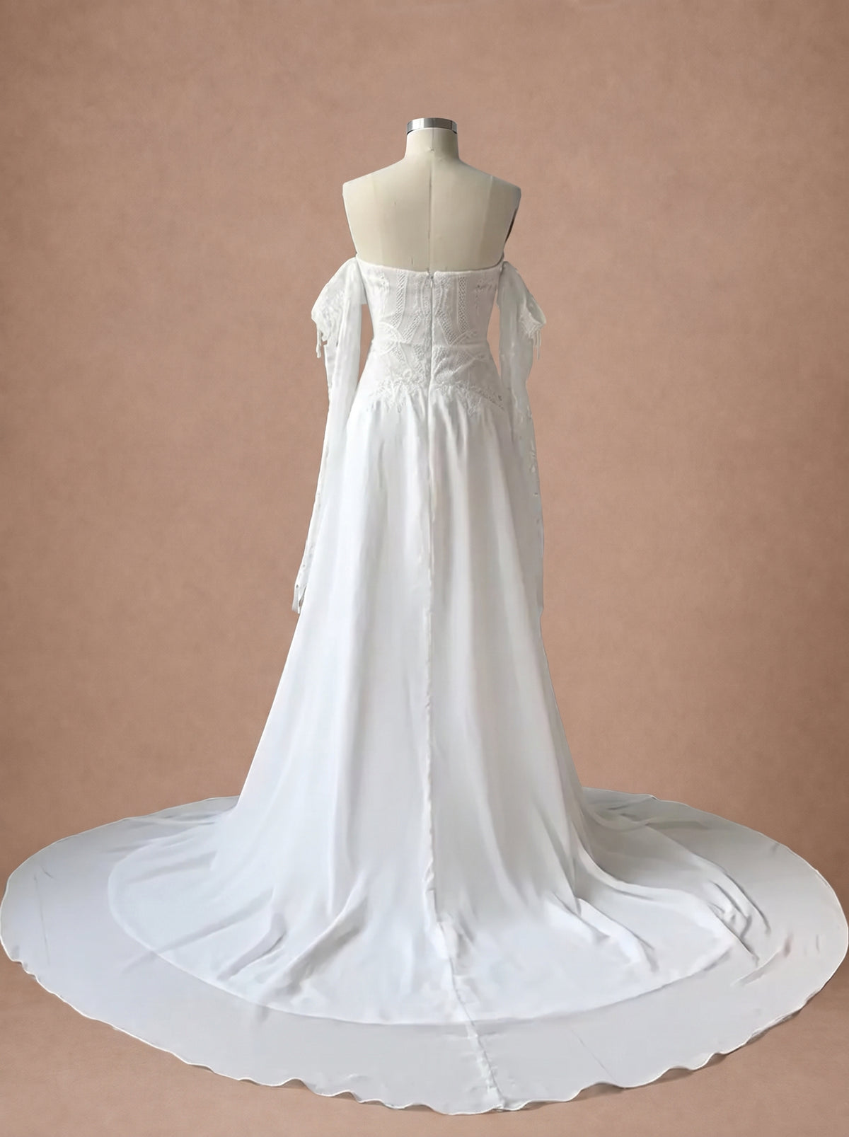 Robe de mariée bohème fluide de plage à bustier cœur — Mannequin — dos entier