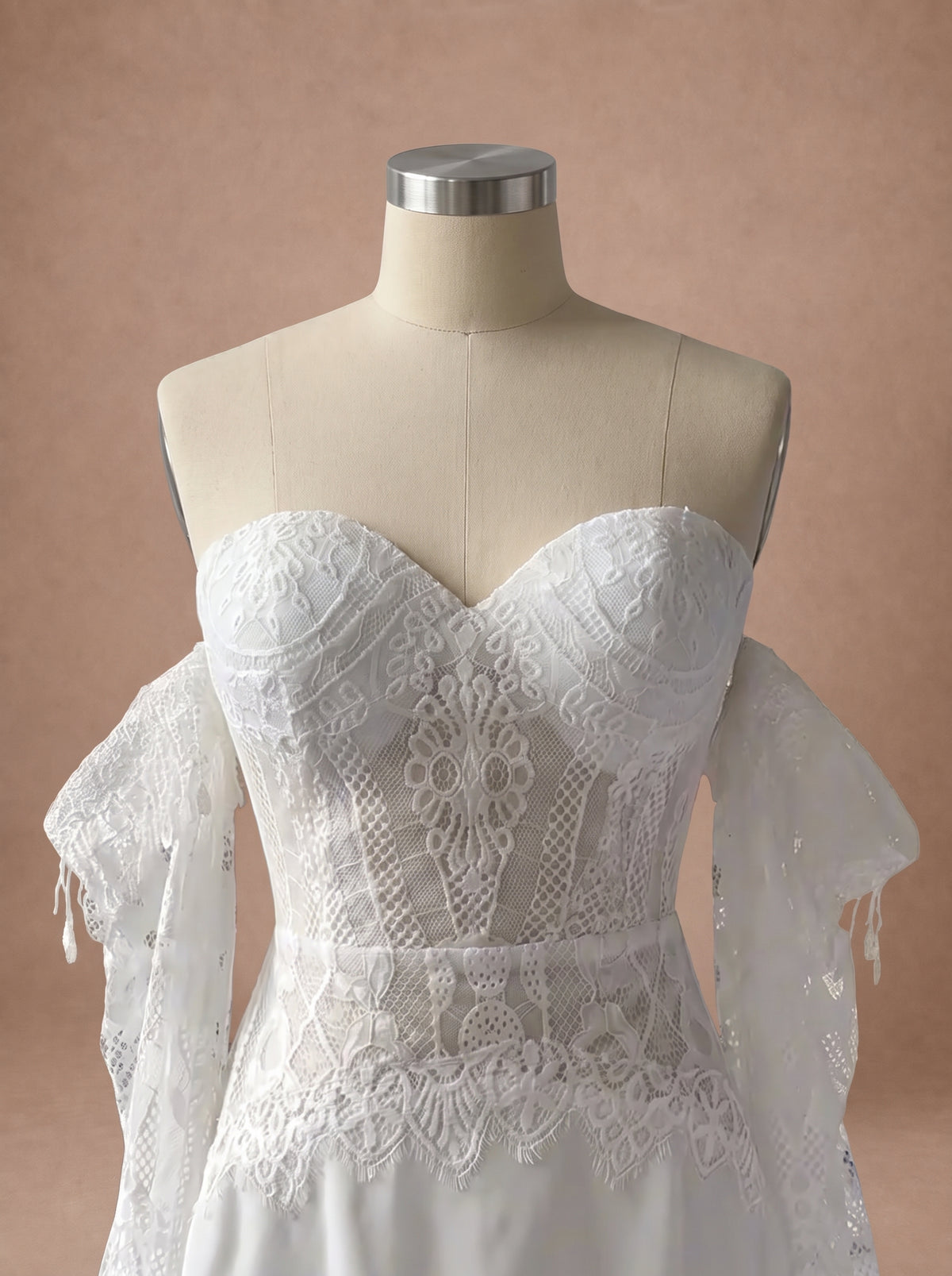 Robe de mariée bohème fluide de plage à bustier cœur — Mannequin — détail buste
