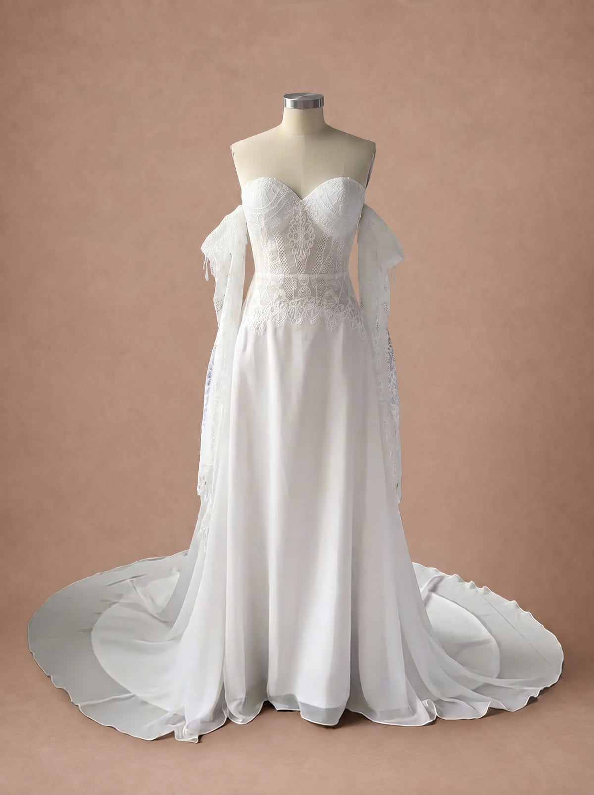 Robe de mariée bohème fluide de plage à bustier cœur — Mannequin — face entière