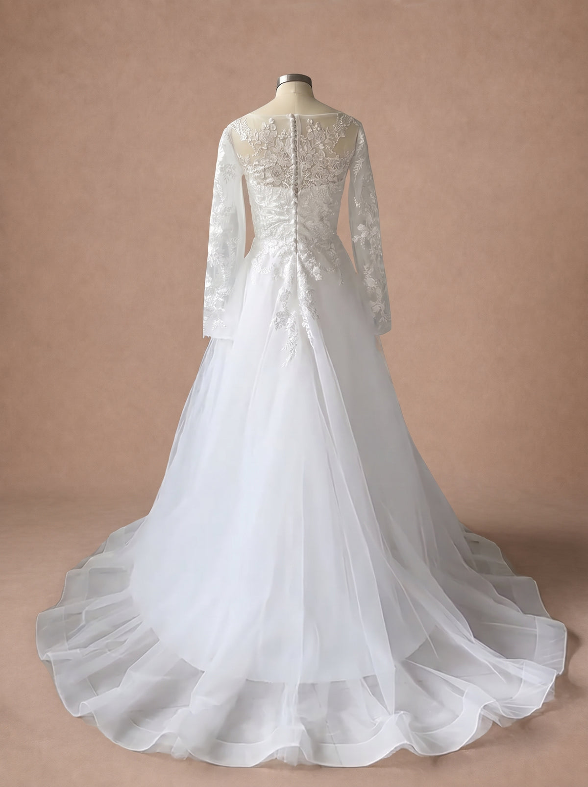 Robe de mariée grande taille pas cher style princesse en dentelle — Mannequin — dos entier