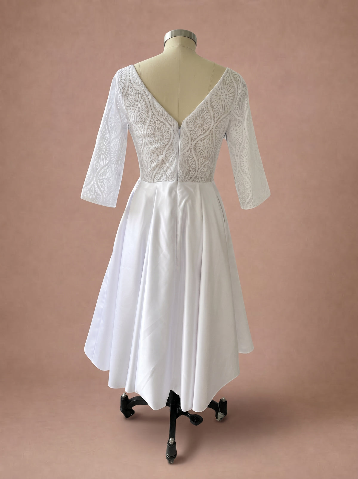 Robe de mariée mi-longue à manches 3/4 — Mannequin — dos entier