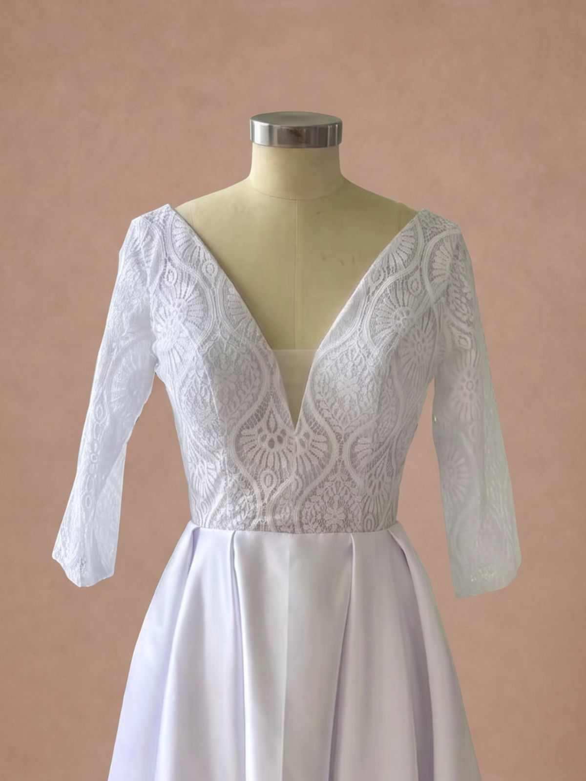Robe de mariée mi-longue à manches 3/4 — Mannequin — détail buste