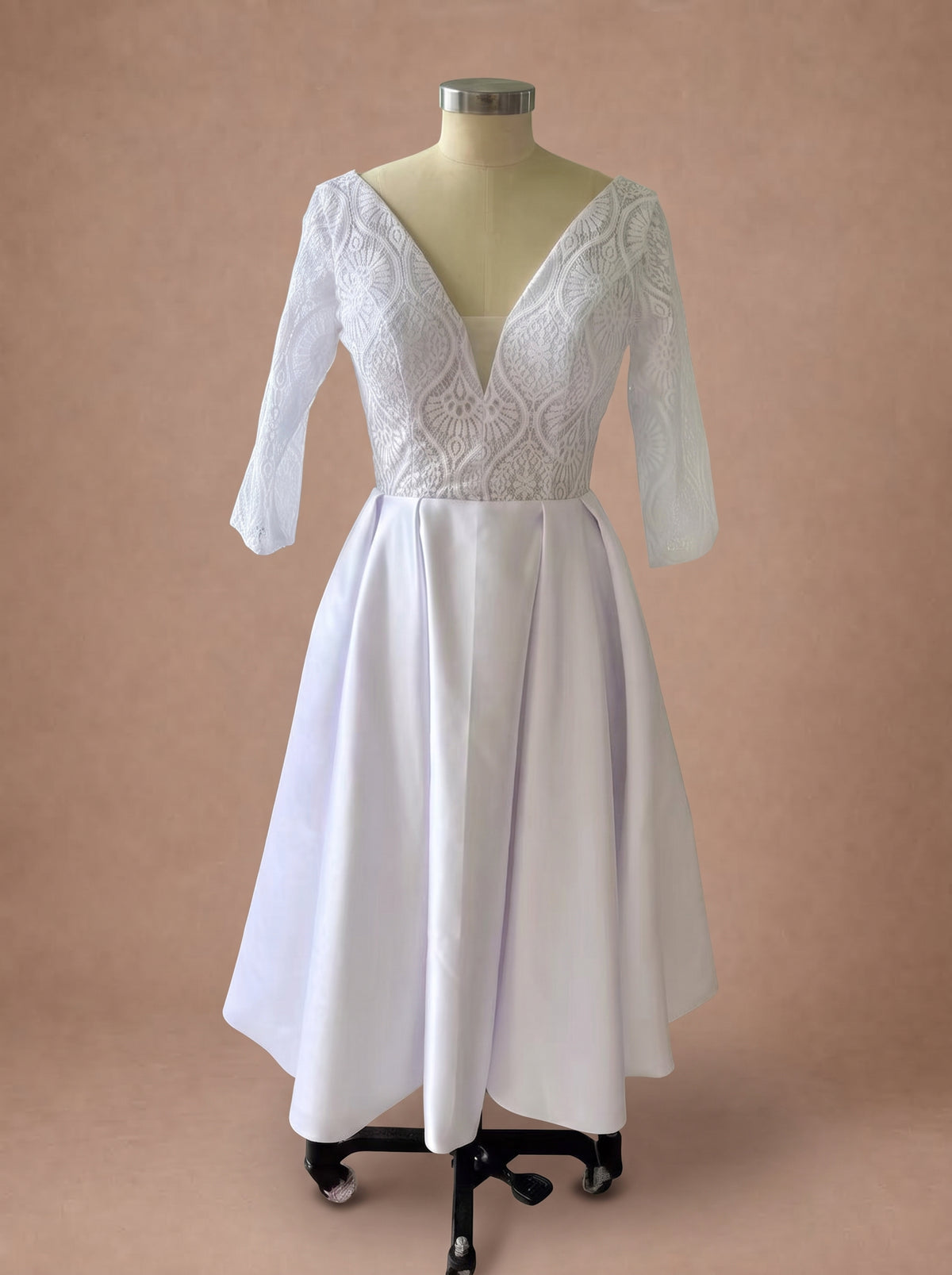 Robe de mariée mi-longue à manches 3/4 — Mannequin — face entière