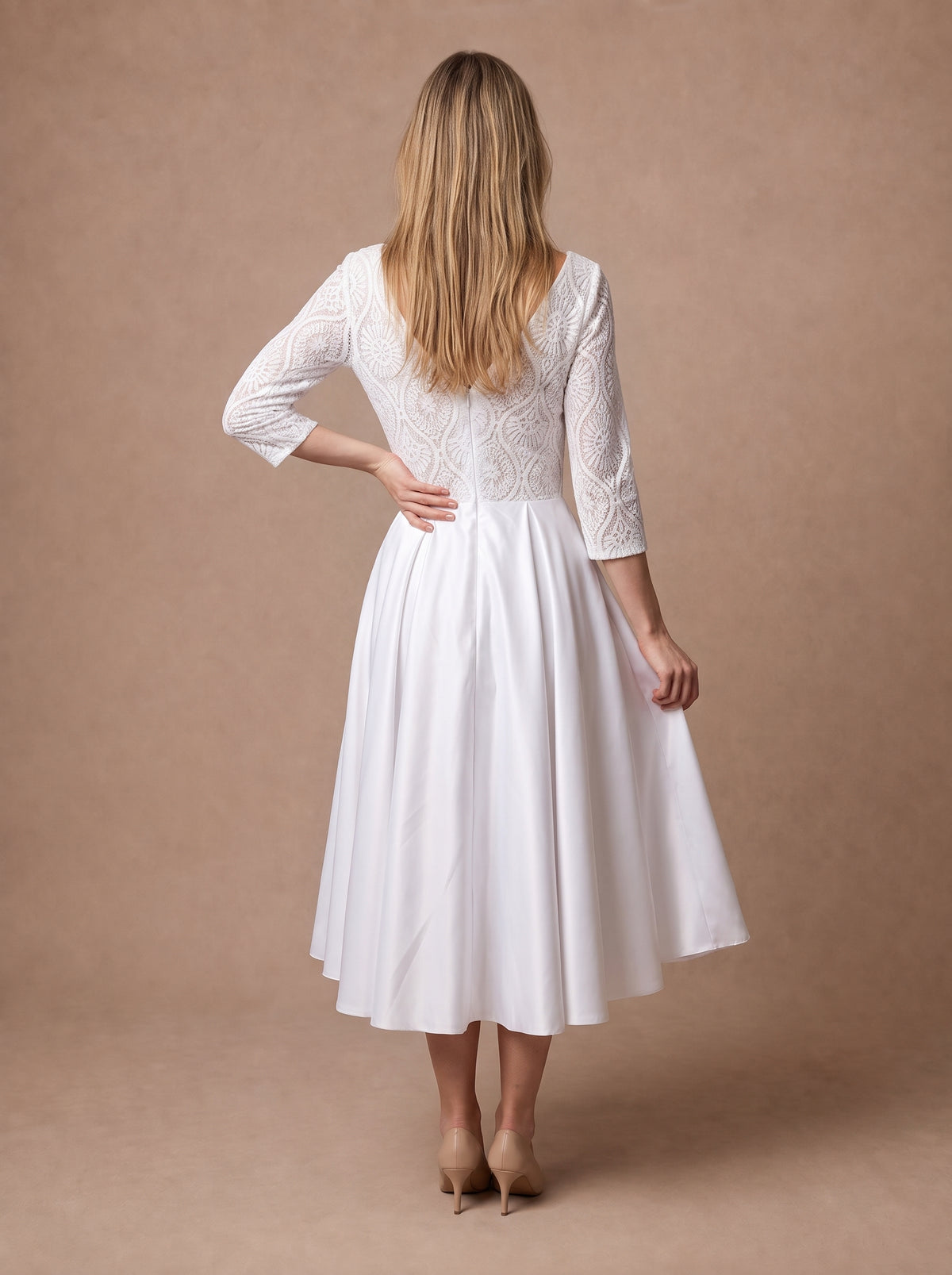 Robe de mariée mi-longue à manches 3/4 — Modèle — dos