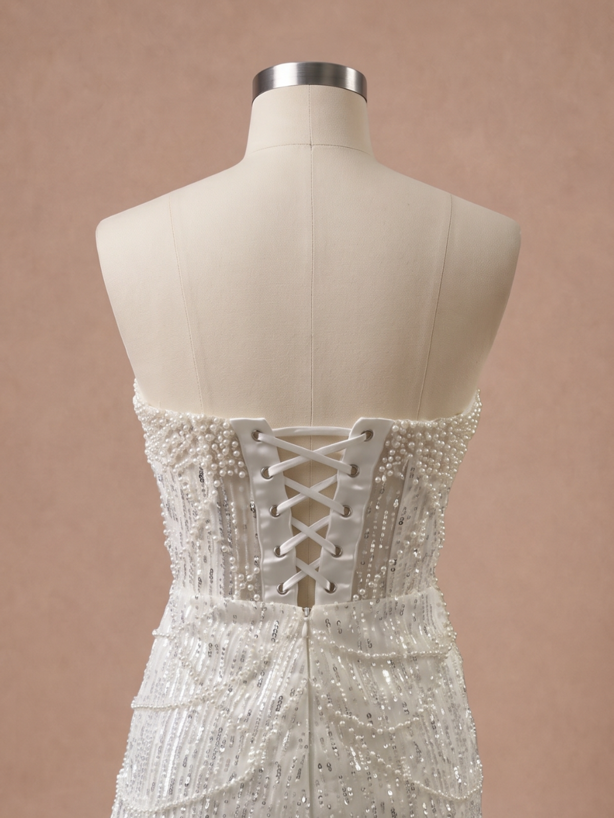 Robe de mariée mini à perles et strass — Mannequin — détail dos