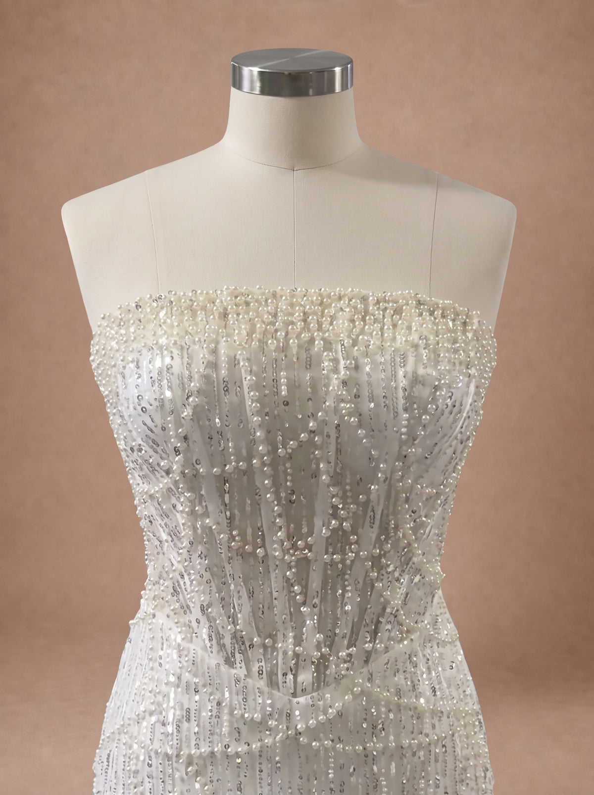 Robe de mariée mini à perles et strass — Mannequin — détail buste