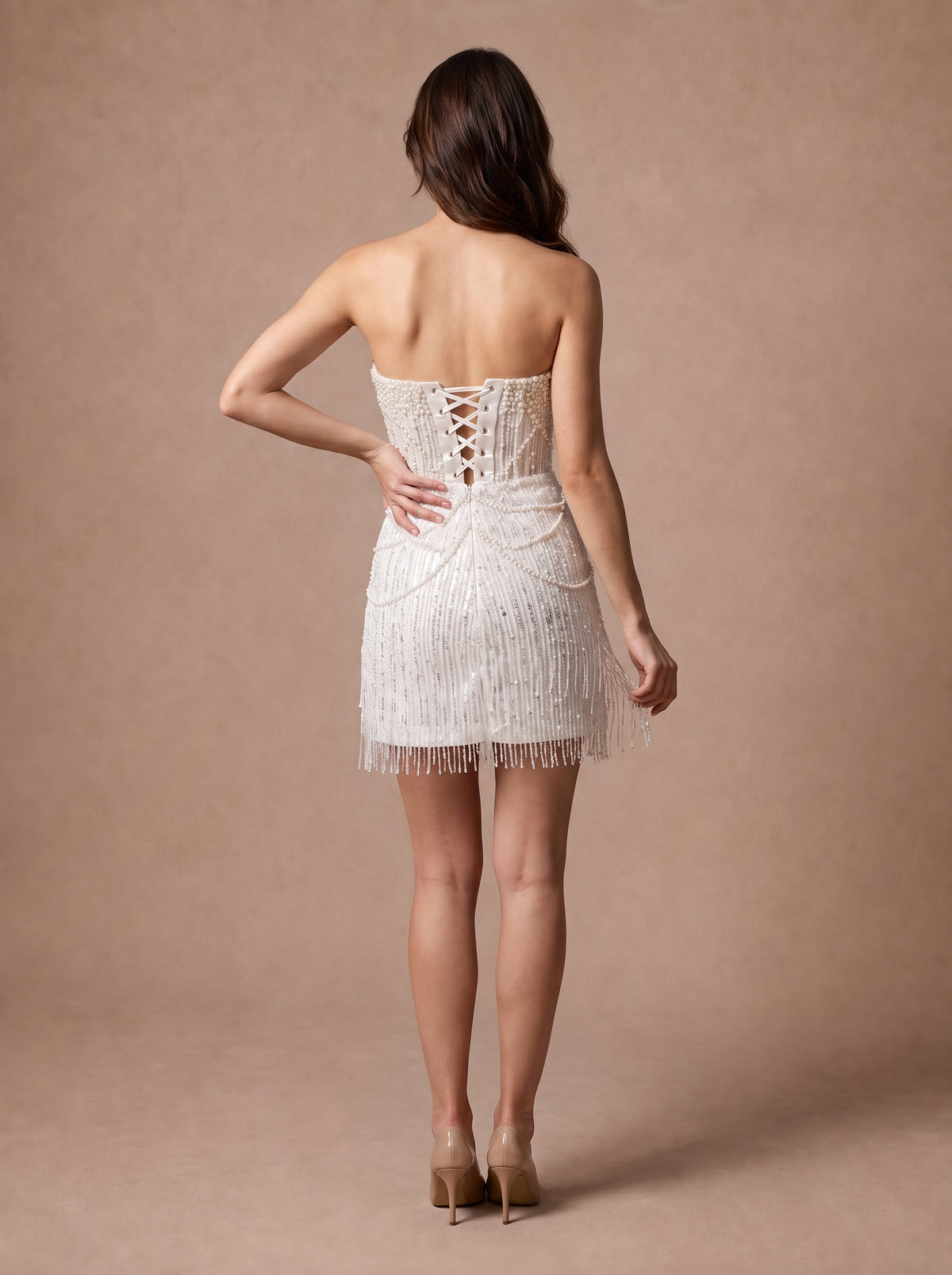 Robe de mariée mini à perles et strass — Modèle — dos