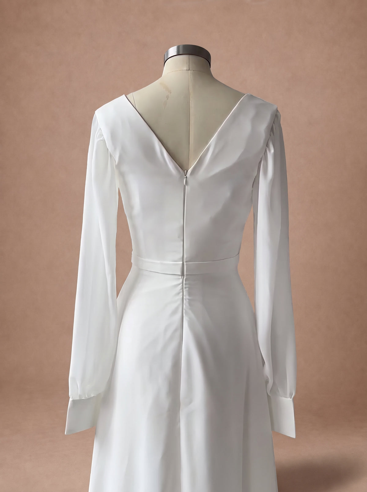 Robe de mariée moderne et chic à manches longues — Mannequin — détail dos