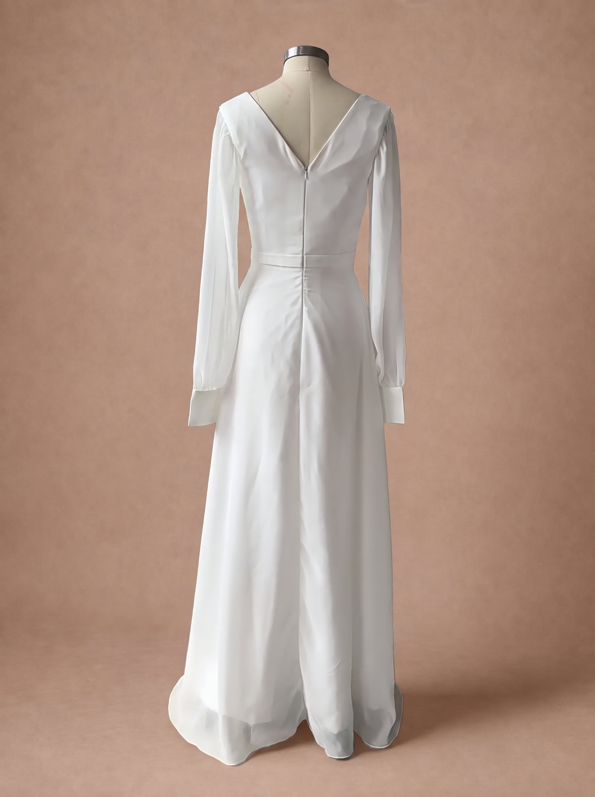 Robe de mariée moderne et chic à manches longues — Mannequin — dos entier