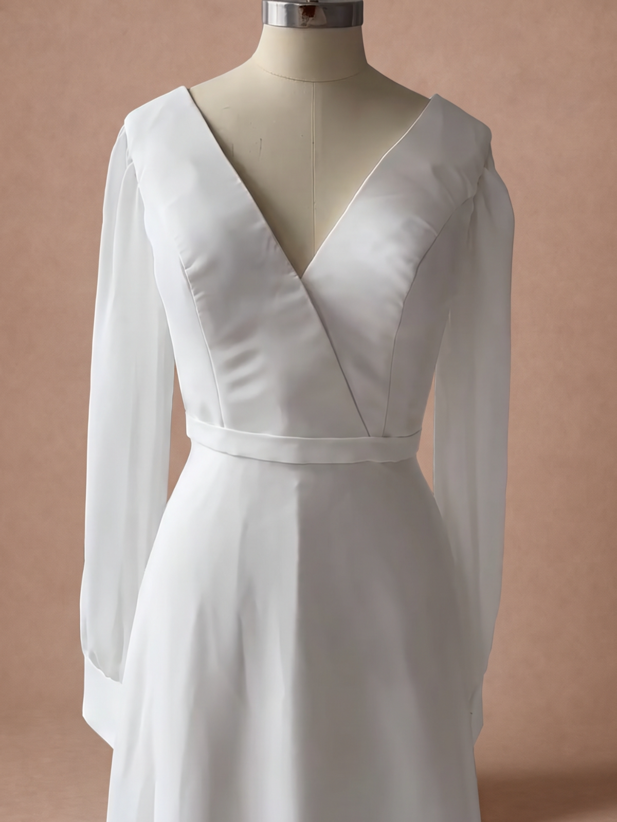 Robe de mariée moderne et chic à manches longues — Mannequin — détail buste