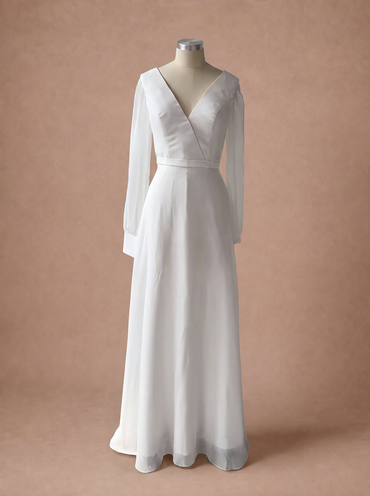 Robe de mariée moderne et chic à manches longues — Mannequin — face entière