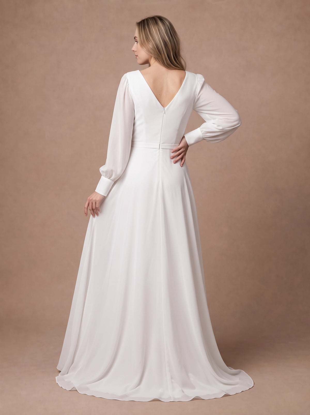 Robe de mariée moderne et chic à manches longues — Modèle — dos