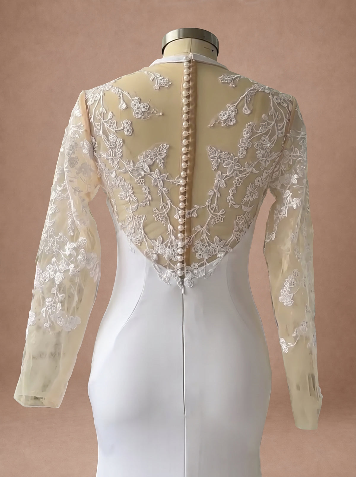 Robe de mariée moderne et sexy à manches en dentelle. — Mannequin — détail dos
