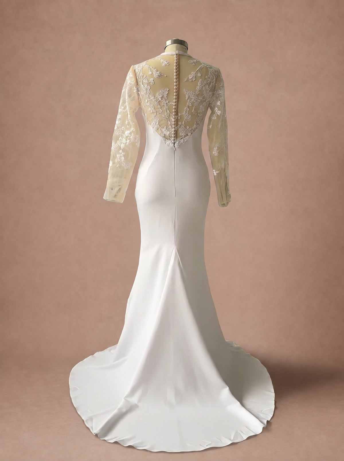 Robe de mariée moderne et sexy à manches en dentelle. — Mannequin — dos entier