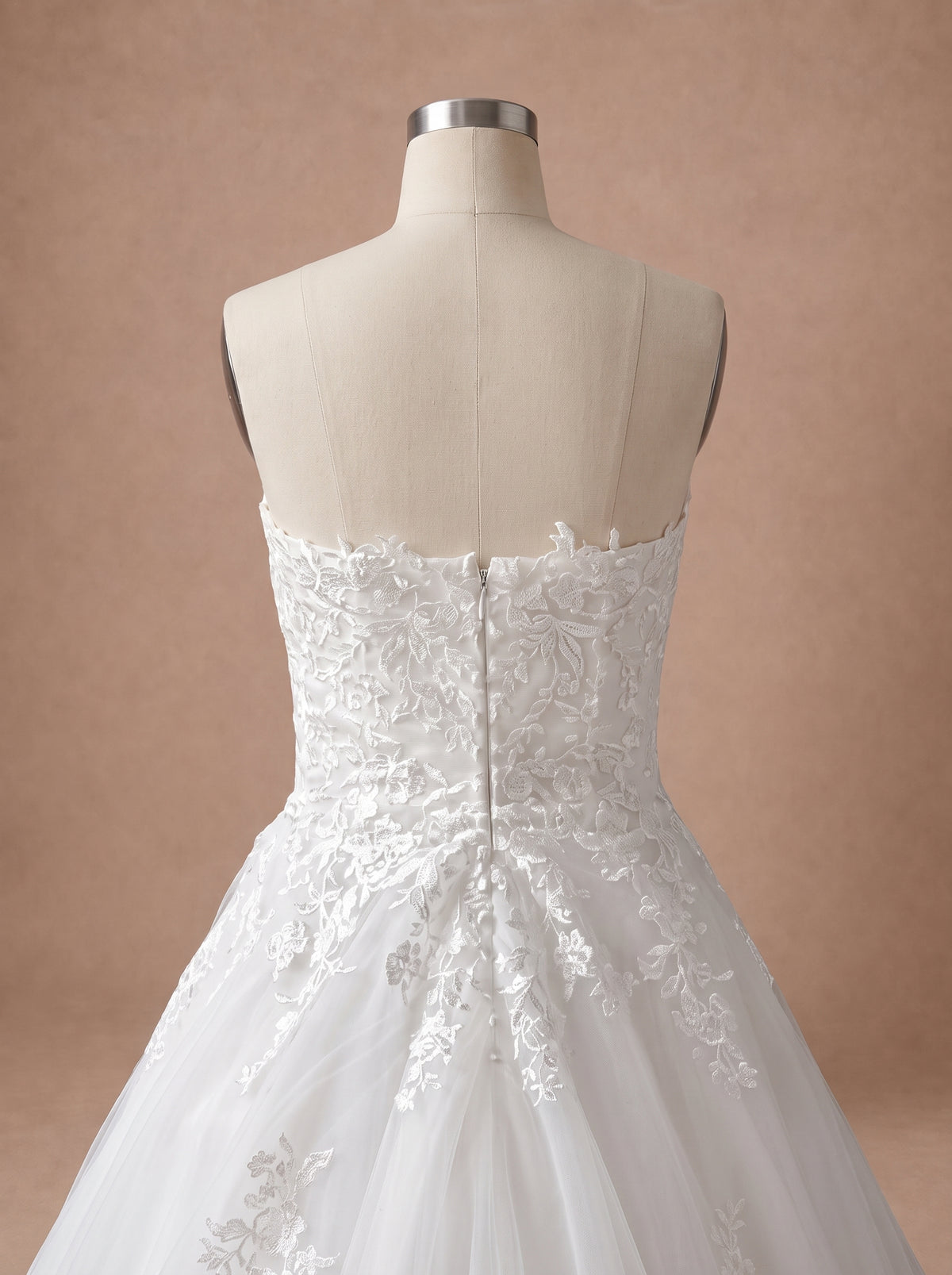 Robe de mariée morphologie H ronde en dentelle à décolleté cœur — Mannequin — détail dos