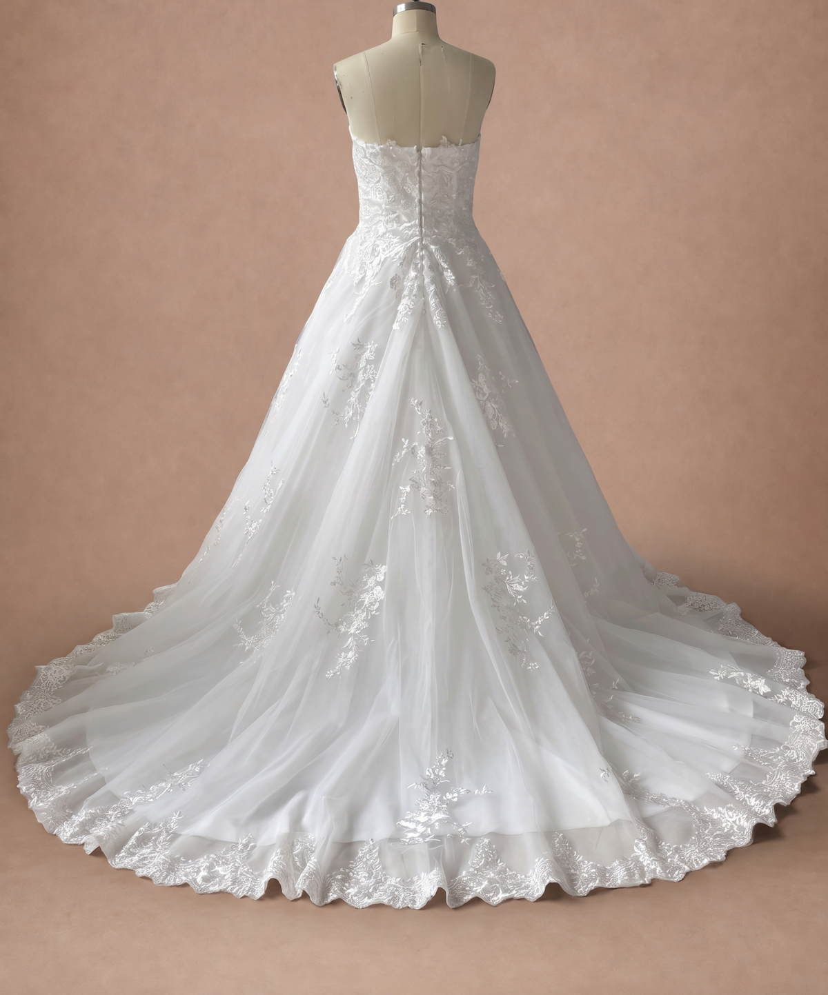 Robe de mariée morphologie H ronde en dentelle à décolleté cœur — Mannequin — dos entier