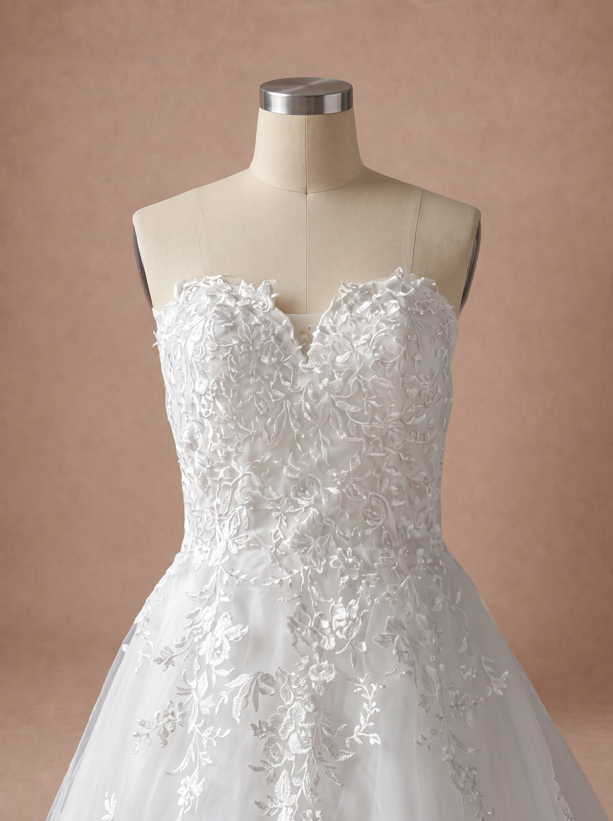 Robe de mariée morphologie H ronde en dentelle à décolleté cœur — Mannequin — détail buste