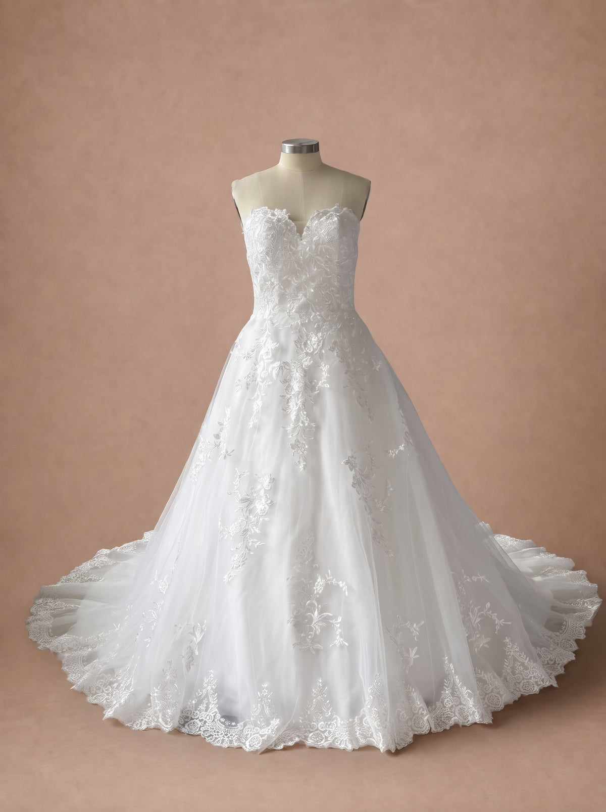 Robe de mariée morphologie H ronde en dentelle à décolleté cœur — Mannequin — face entière