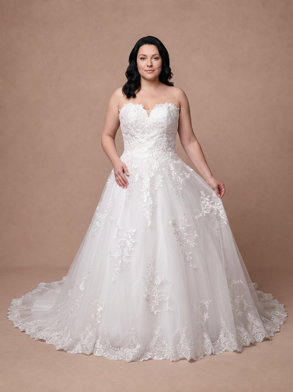 Robe de mariée morphologie H ronde en dentelle à décolleté cœur — Modèle — face