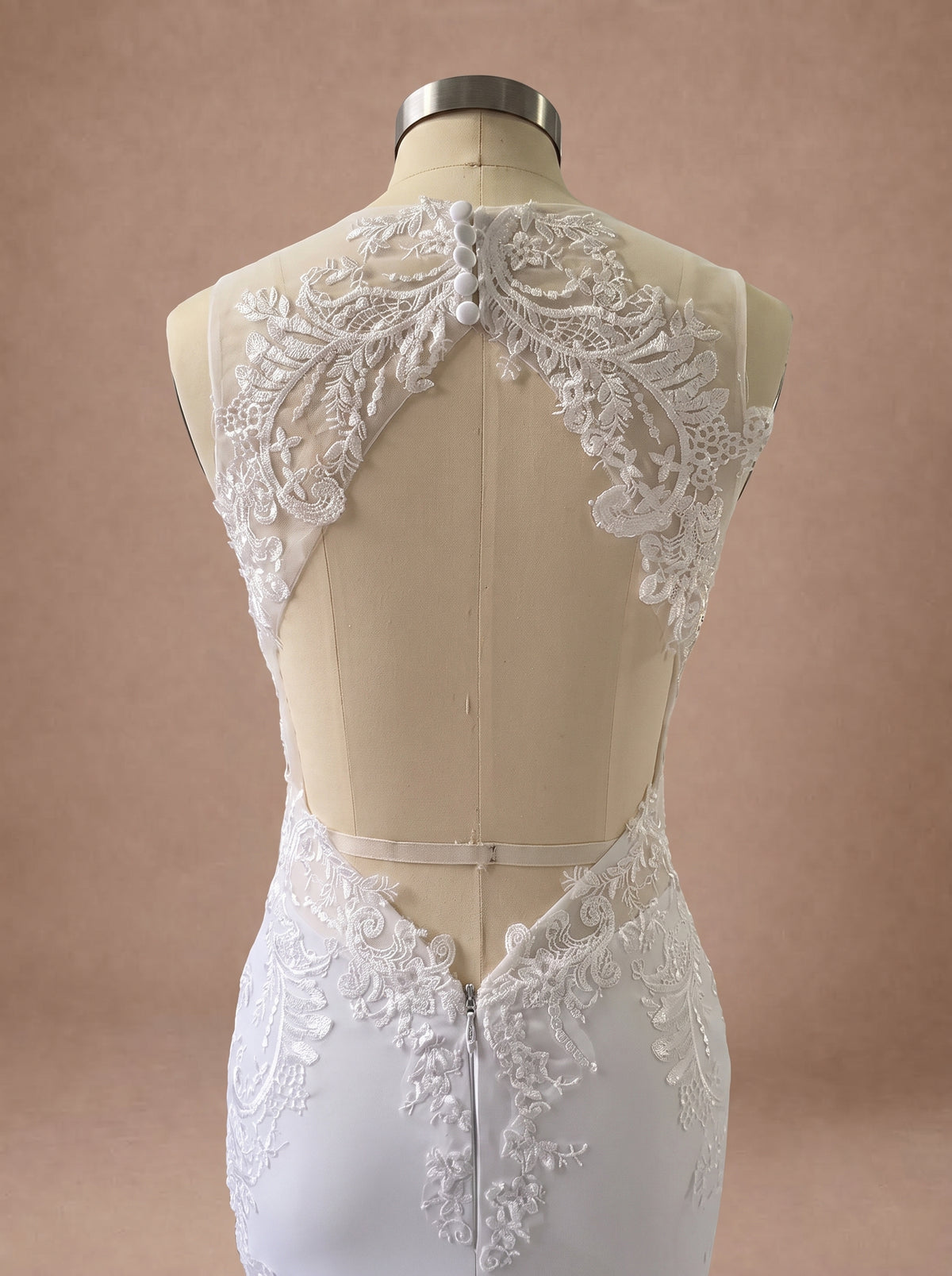 Robe de mariée moulante dos nu en dentelle — Mannequin — détail dos