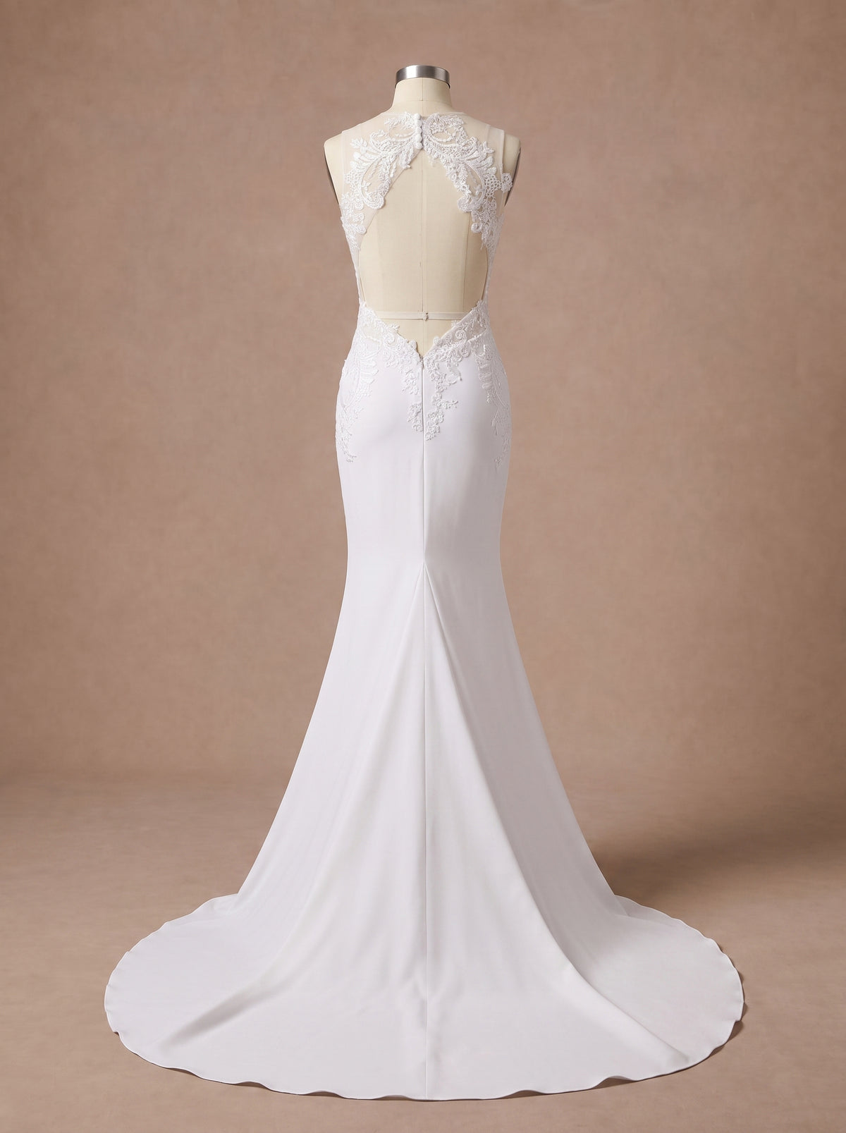 Robe de mariée moulante dos nu en dentelle — Mannequin — dos entier