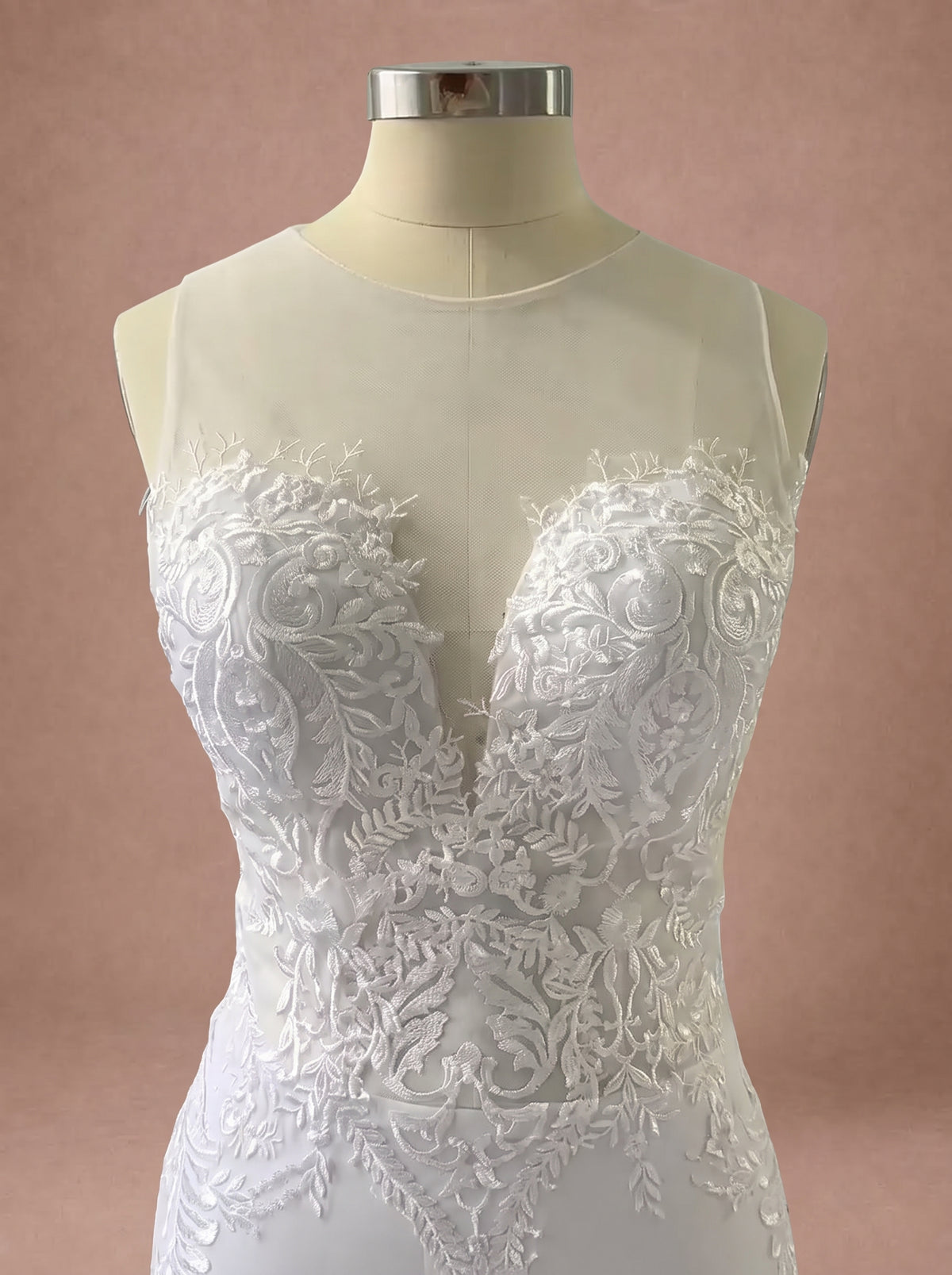 Robe de mariée moulante dos nu en dentelle — Mannequin — détail buste