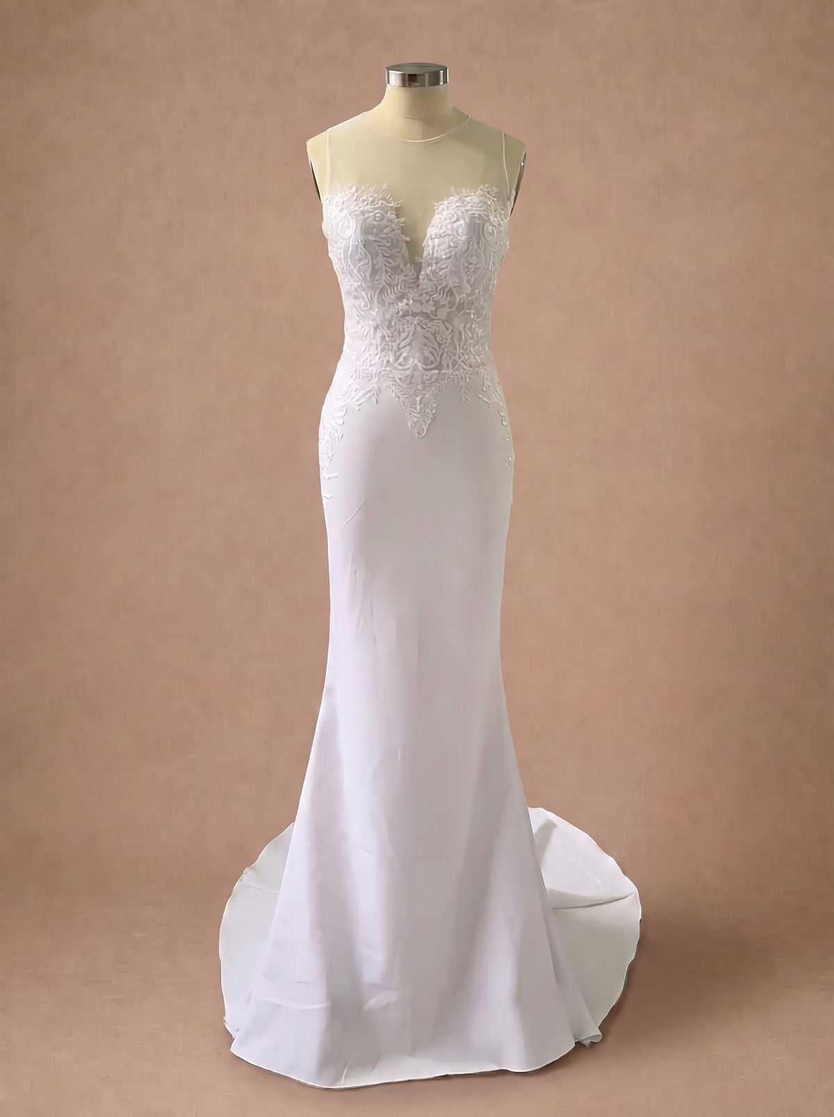 Robe de mariée moulante dos nu en dentelle — Mannequin — face entière