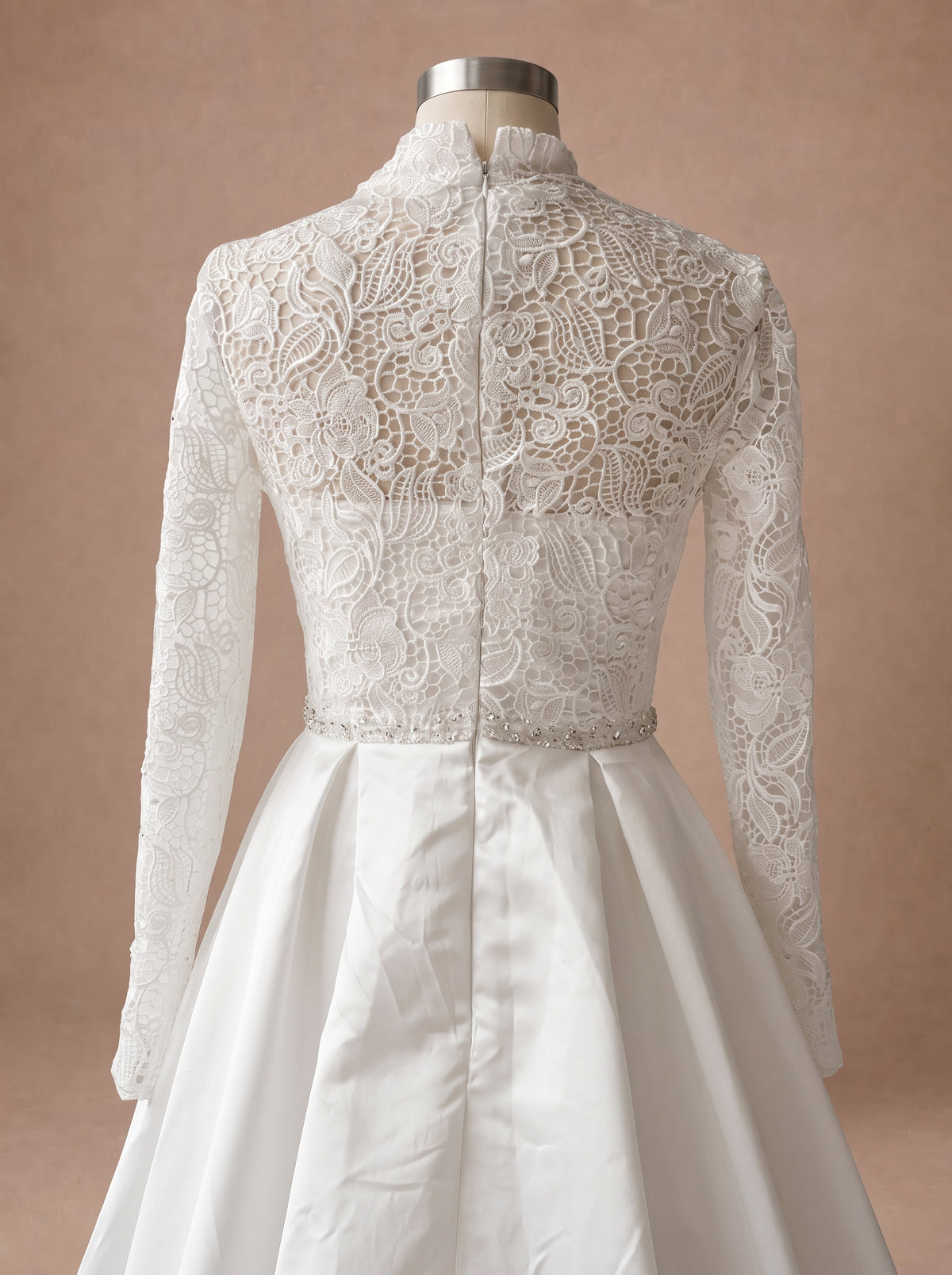 Robe de mariée originale pour femme ronde en satin et dentelle — Mannequin — détail dos
