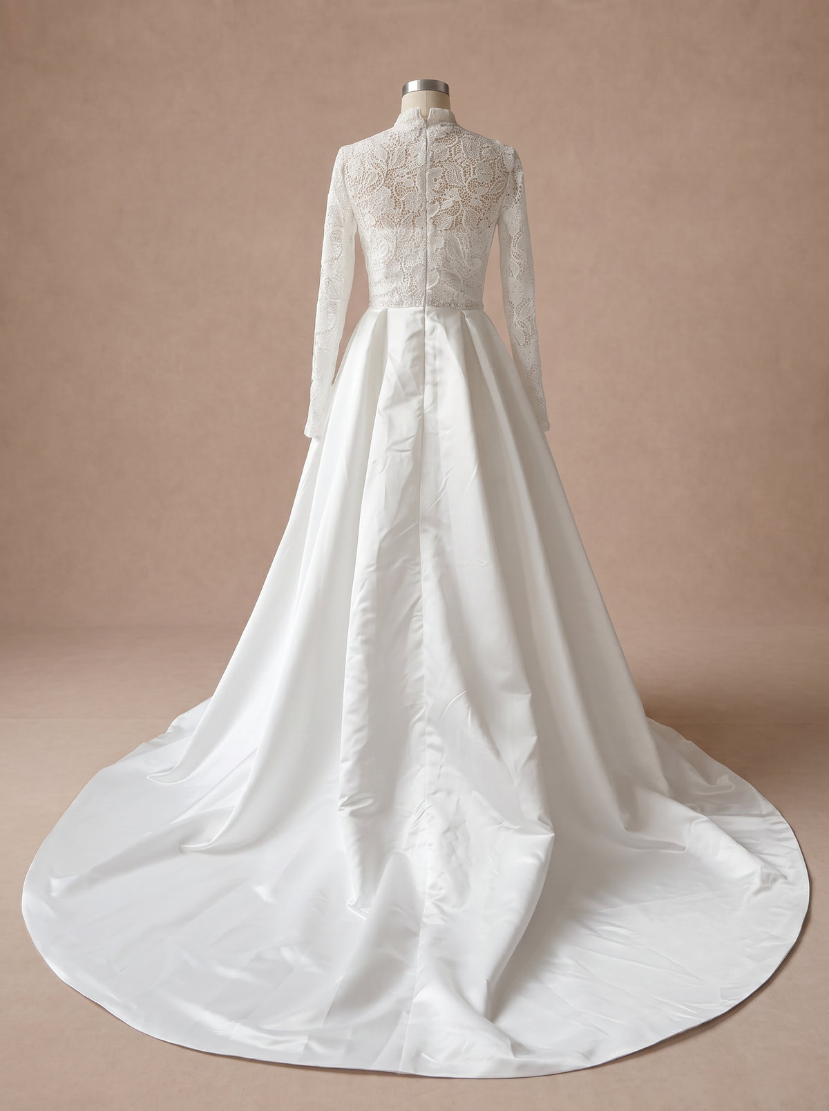 Robe de mariée originale pour femme ronde en satin et dentelle — Mannequin — dos entier