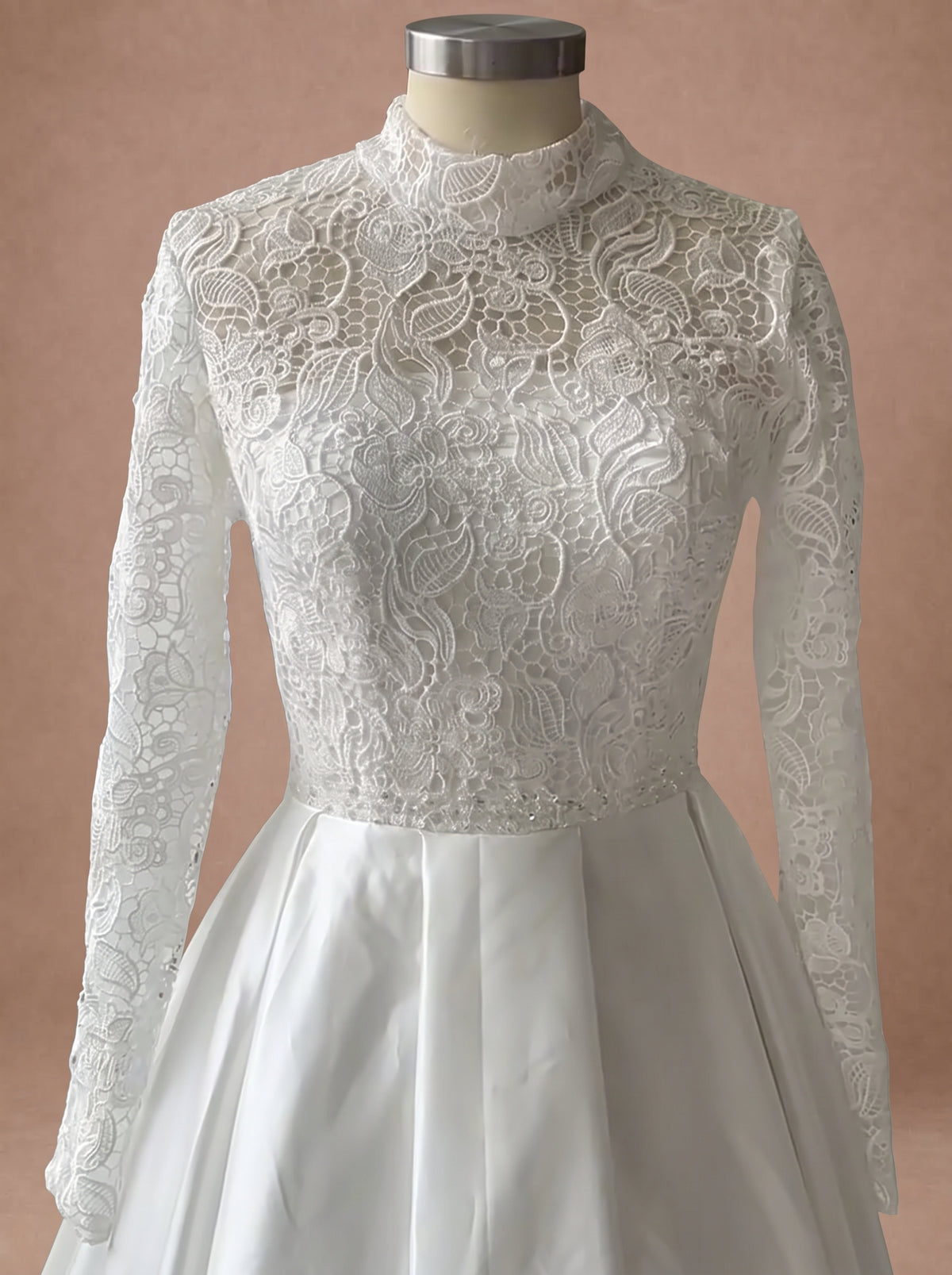 Robe de mariée originale pour femme ronde en satin et dentelle — Mannequin — détail buste