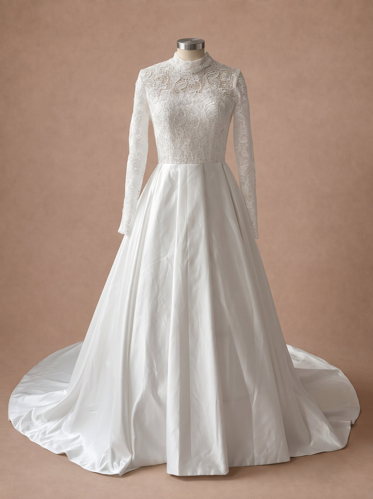 Robe de mariée originale pour femme ronde en satin et dentelle — Mannequin — face entière