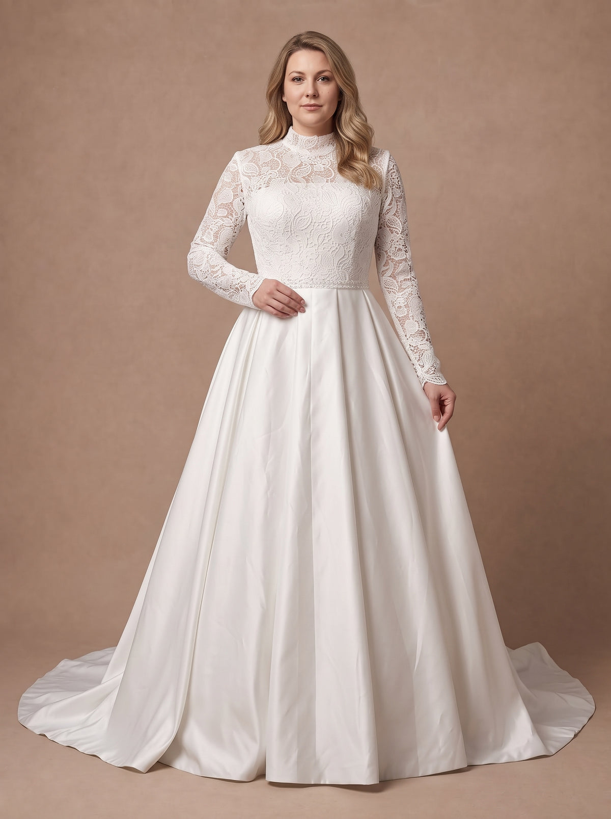 Robe de mariée originale pour femme ronde en satin et dentelle — Modèle — face