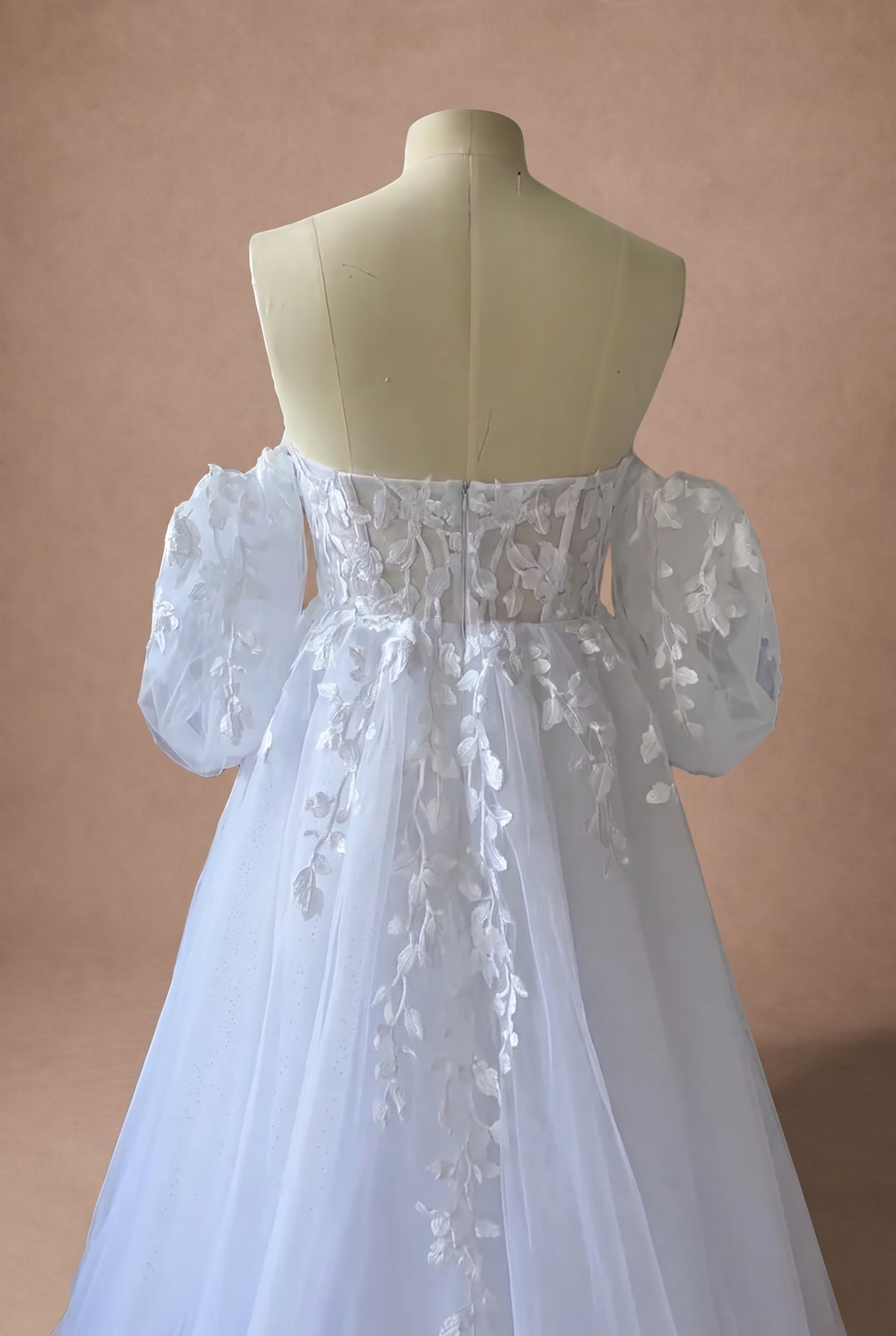 Robe de mariée plage bohème — Mannequin — détail dos