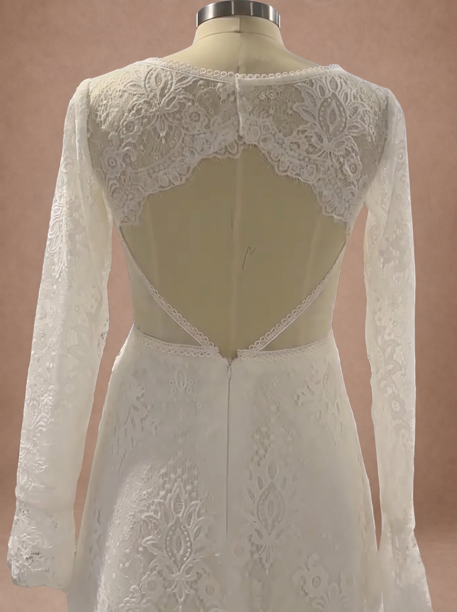 Robe de mariée plage bohème — Mannequin — détail dos