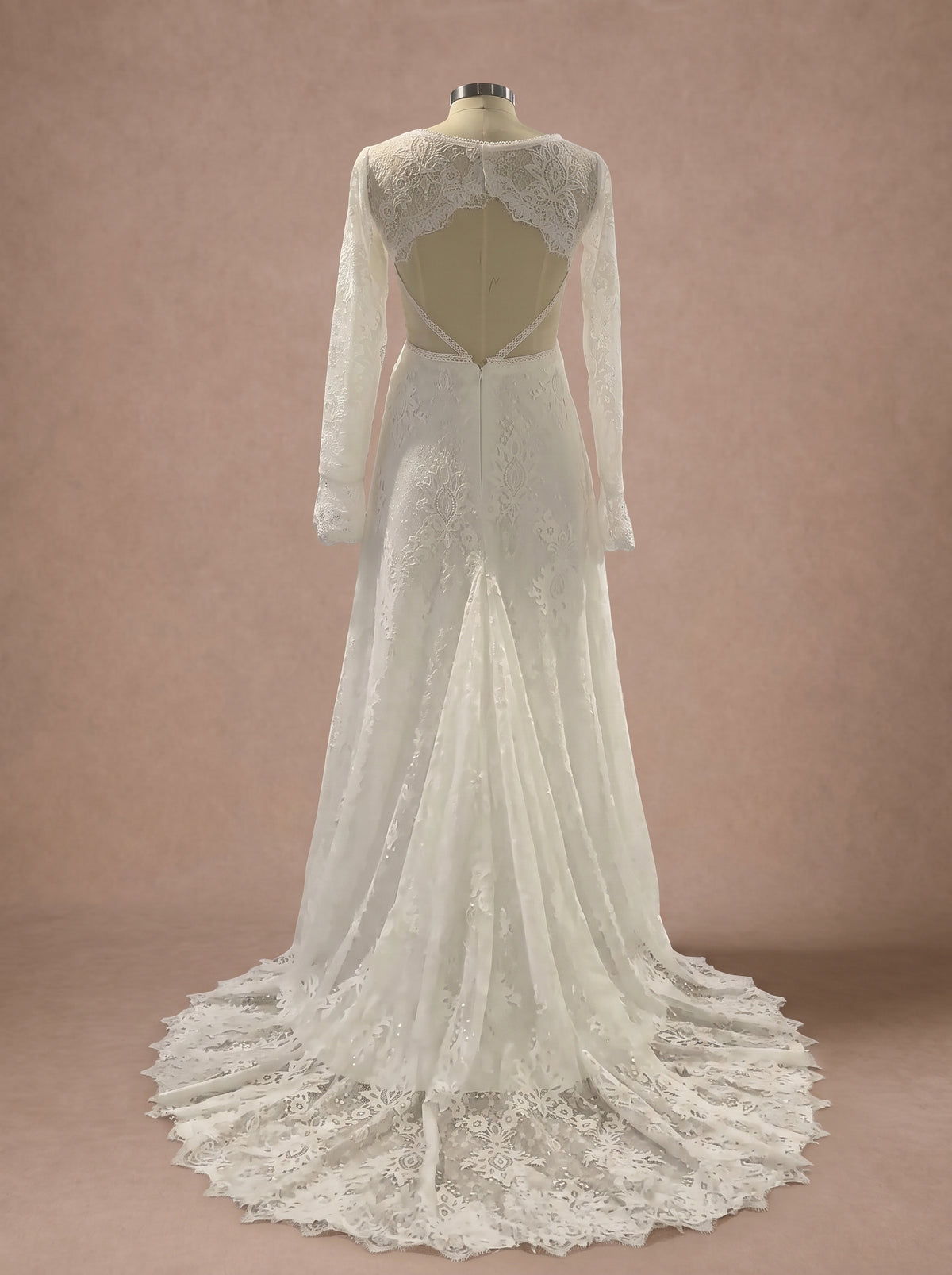 Robe de mariée plage bohème — Mannequin — dos entier