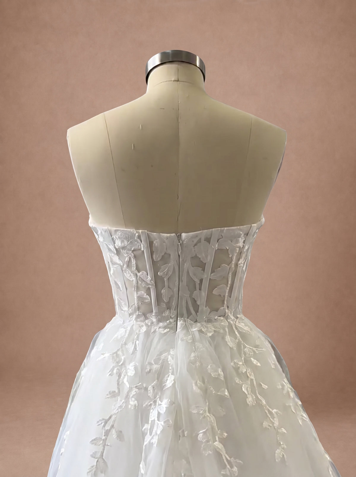 Robe de mariée chic de plage en tulle à bustier floral — Mannequin — détail dos