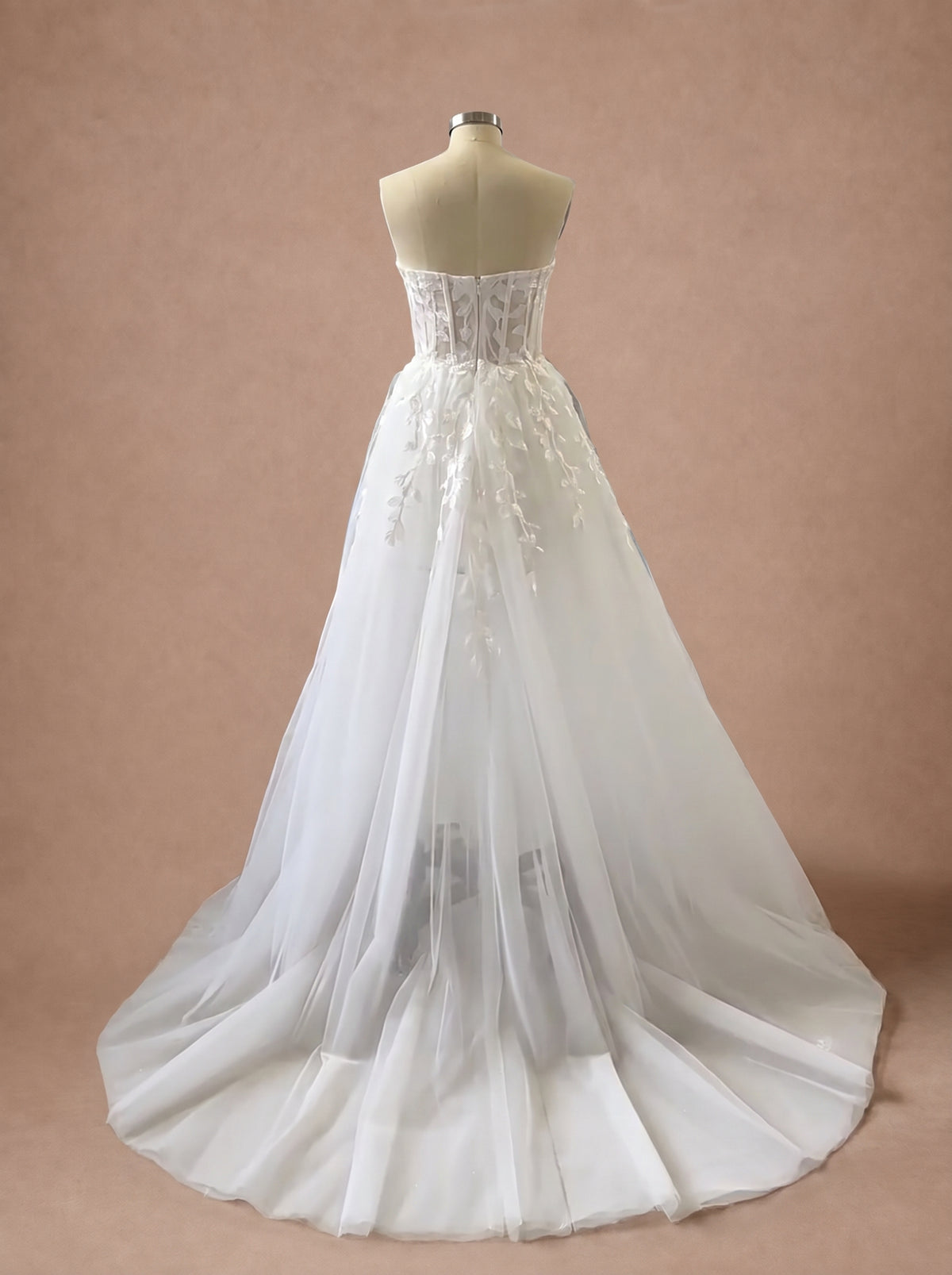Robe de mariée chic de plage en tulle à bustier floral — Mannequin — dos entier