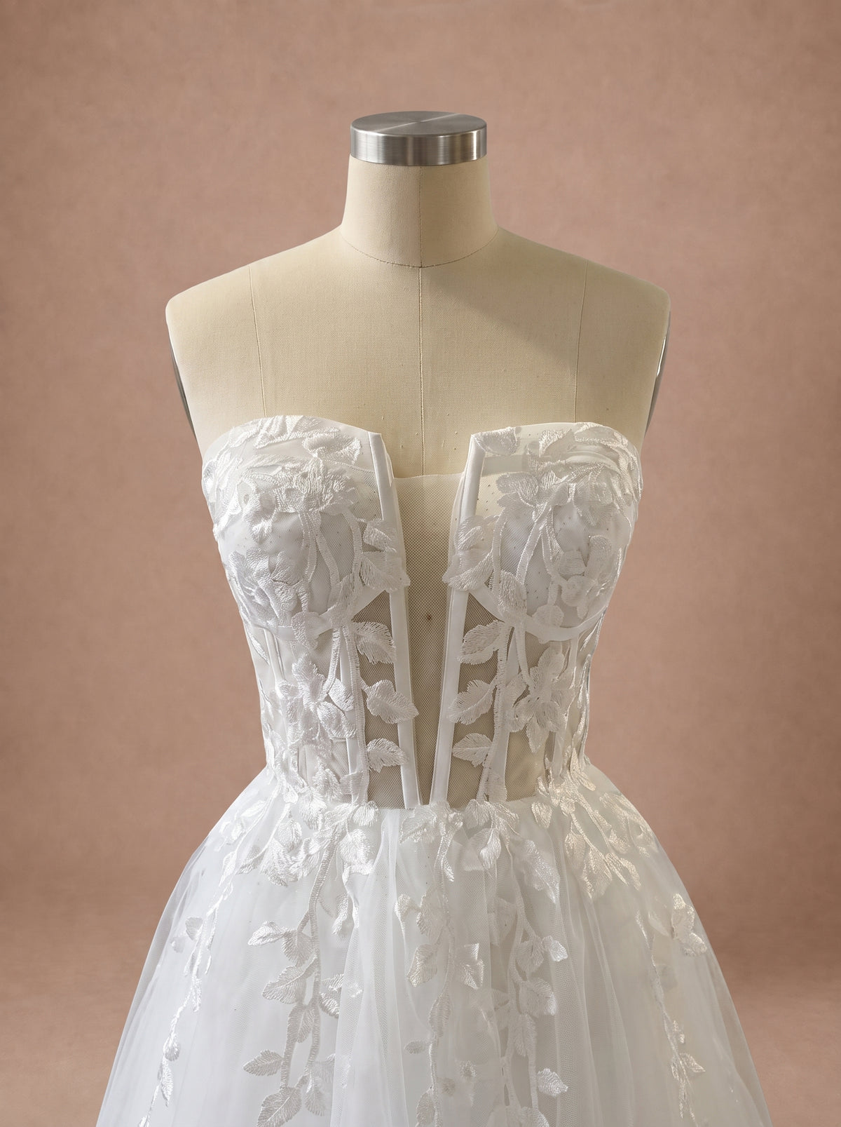 Robe de mariée chic de plage en tulle à bustier floral — Mannequin — détail buste