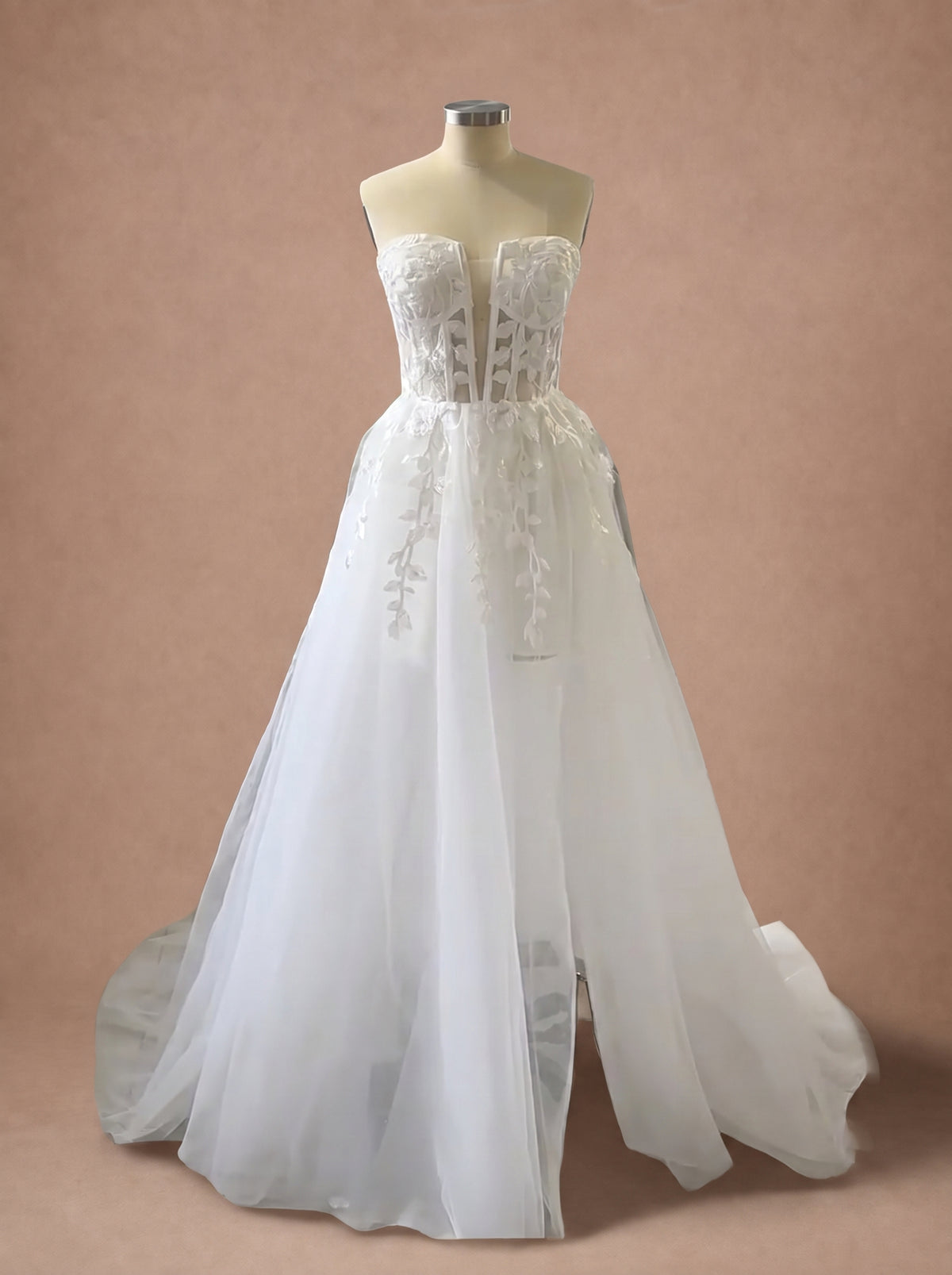 Robe de mariée chic de plage en tulle à bustier floral — Mannequin — face entière