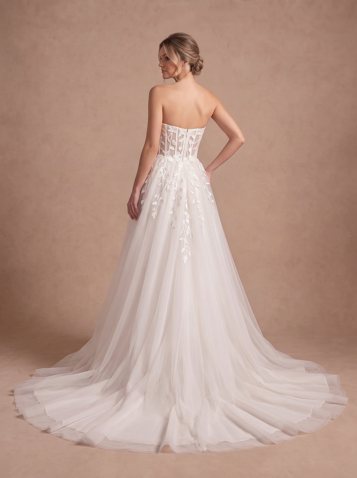 Robe de mariée chic de plage en tulle à bustier floral — Modèle — dos