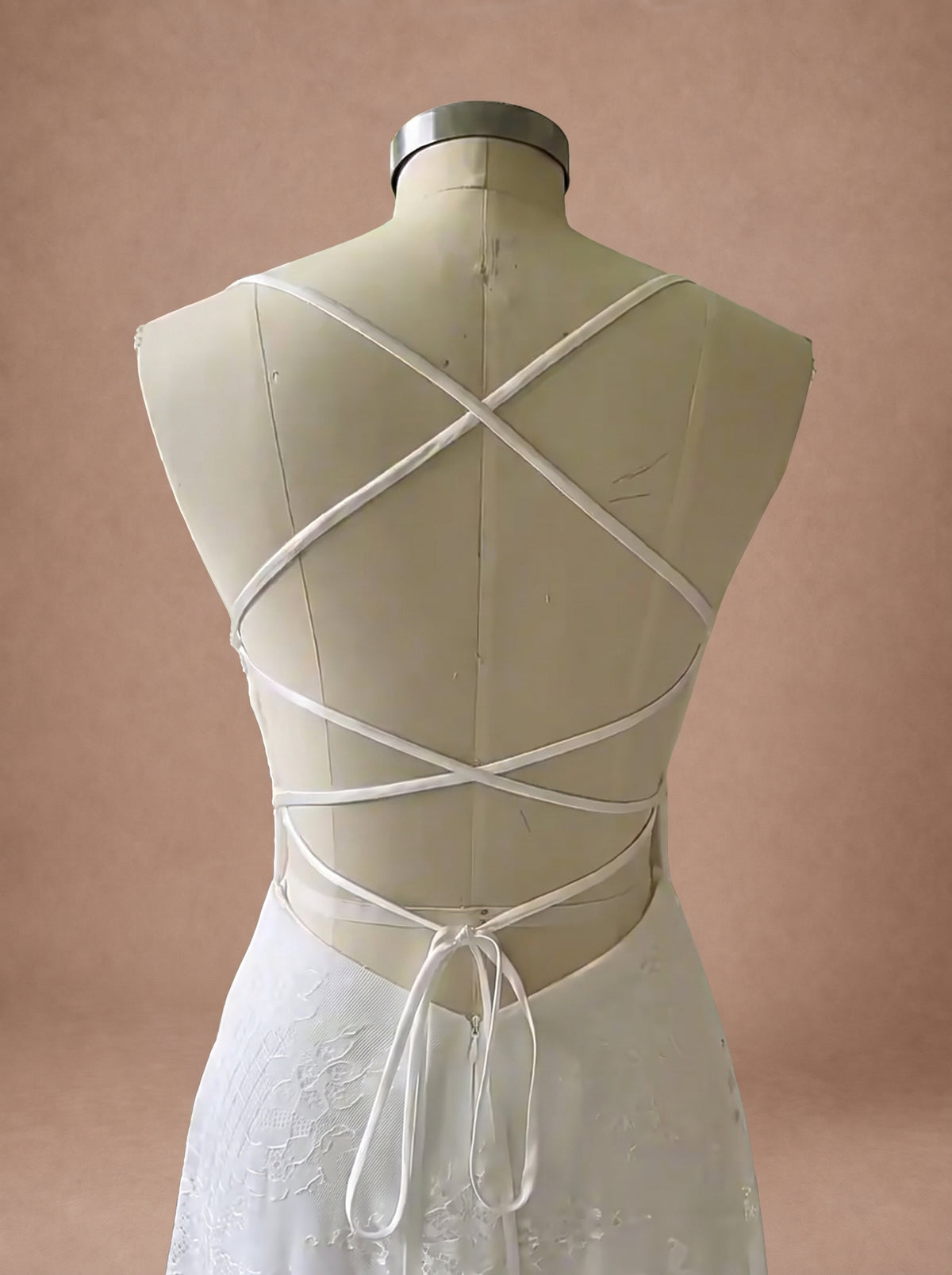 Robe de mariée en dentelle bohème de plage à dos lacé — Mannequin — détail dos