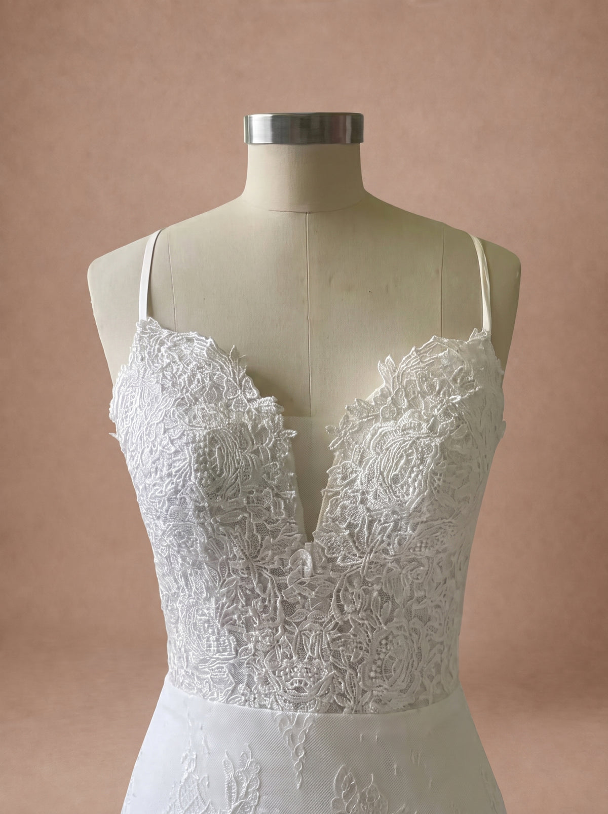 Robe de mariée en dentelle bohème de plage à dos lacé — Mannequin — détail buste