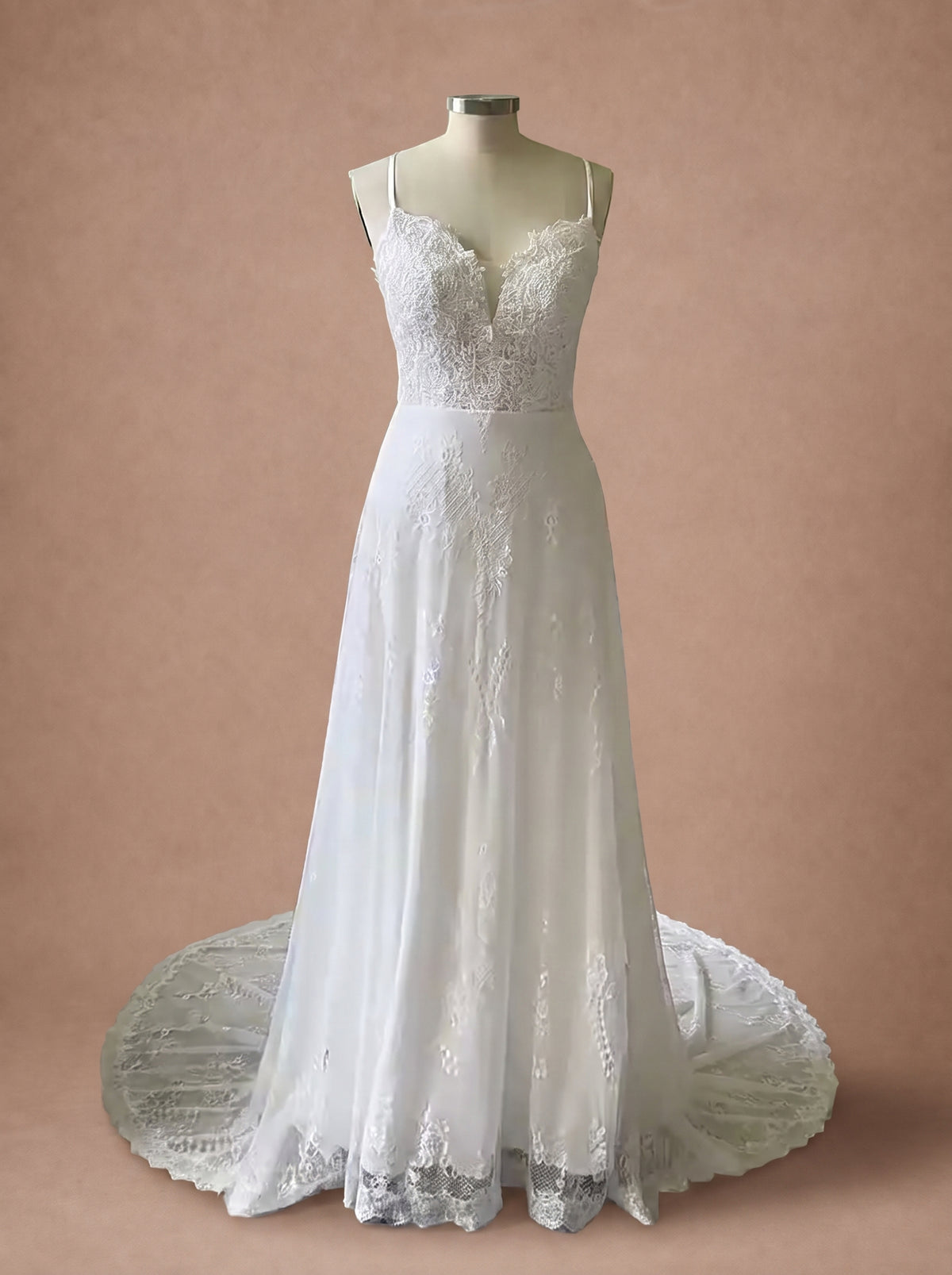 Robe de mariée en dentelle bohème de plage à dos lacé — Mannequin — face entière