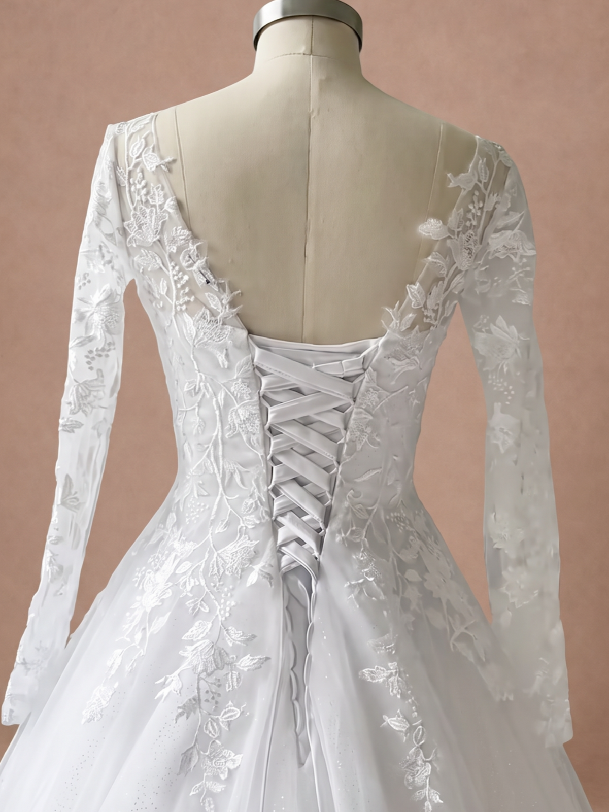 Robe de mariée pour femme ronde et grande en dentelle à manches longues — Mannequin — détail dos