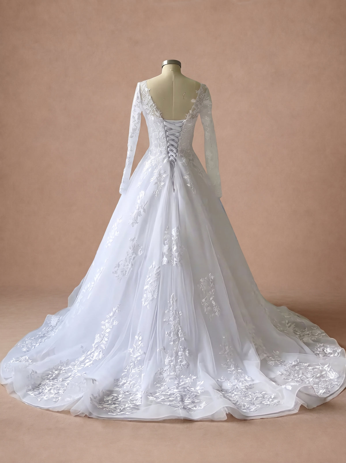 Robe de mariée pour femme ronde et grande en dentelle à manches longues — Mannequin — dos entier
