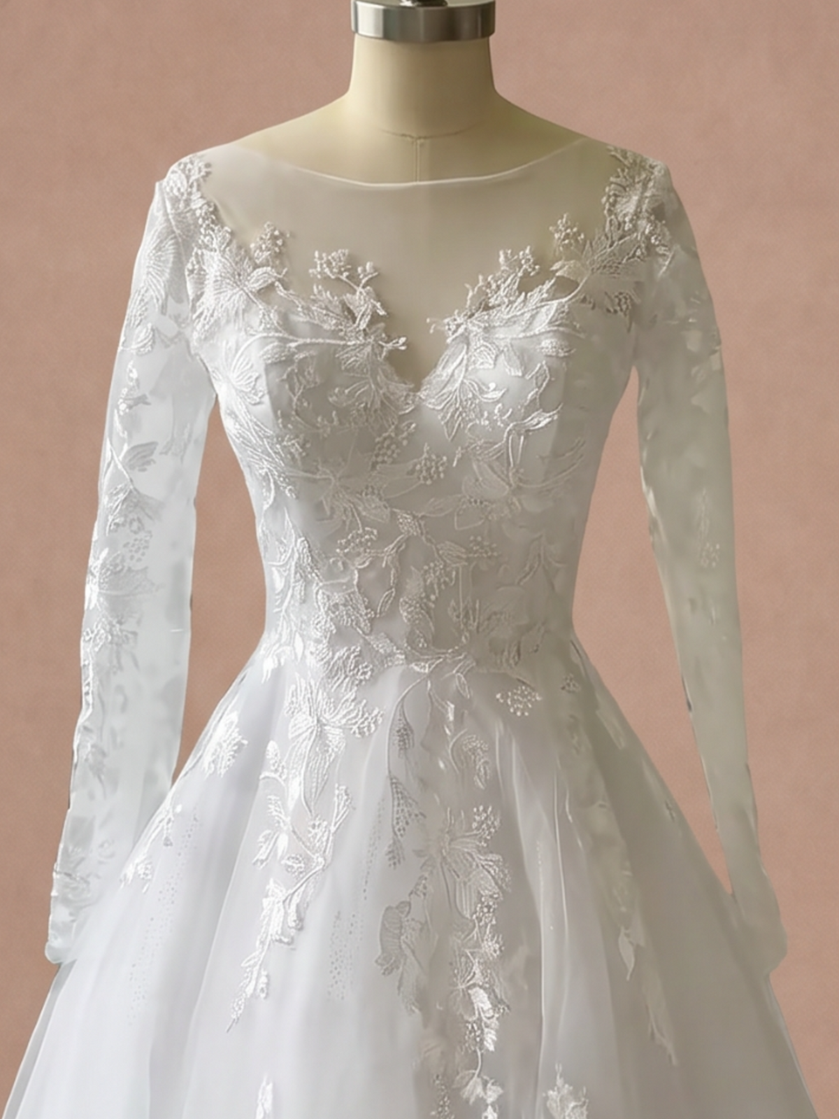 Robe de mariée pour femme ronde et grande en dentelle à manches longues — Mannequin — détail buste