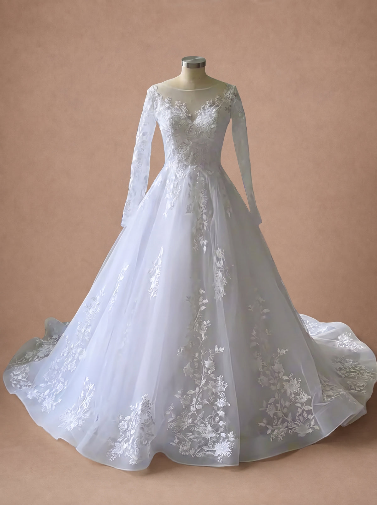 Robe de mariée pour femme ronde et grande en dentelle à manches longues — Mannequin — face entière