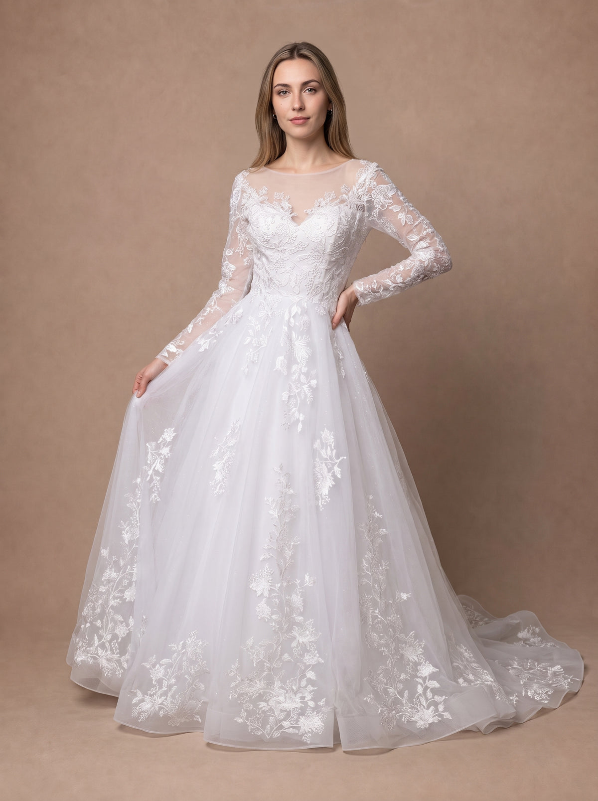 Robe de mariée pour femme ronde et grande en dentelle à manches longues — Modèle — face