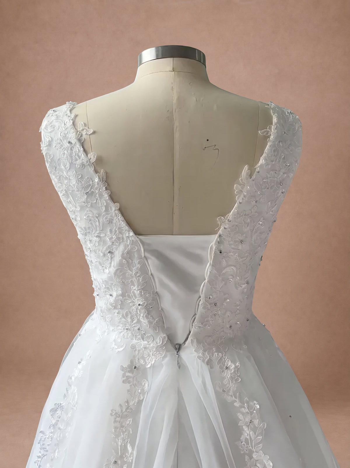 Robe de mariée pour femme ronde et petite — Mannequin — détail dos